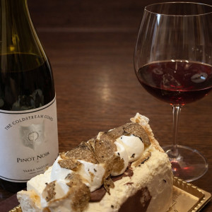 ほんまに合うのかな？ザ コールドストリーム ガード ピノノワール とトリュフを使ったケーキ(´▽｀)