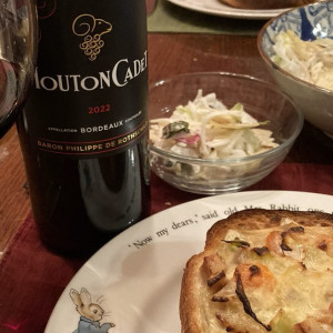 気軽なワインに、気軽なグラタンパン。こんな日もええよね(*’▽’)