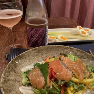 サーモンのサラダと鶏むねのチーズ焼きに、ロゼの泡がちょうどよかった話